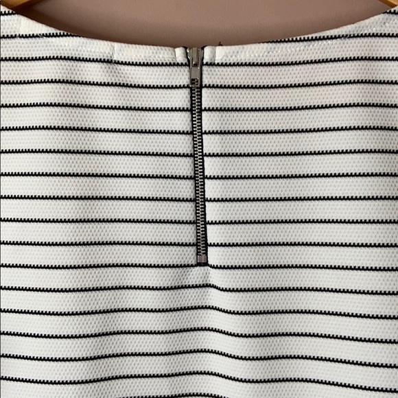 BLACK & WHITE ‘GREEN ENVELOPE’ TOP!! - Picture 5 of 7